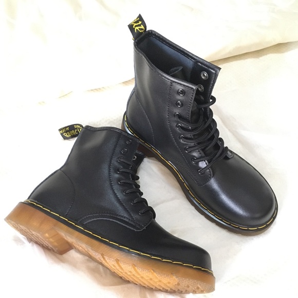 Black leather boots size 7.5 very similar to Martens - Picture 1 of 3